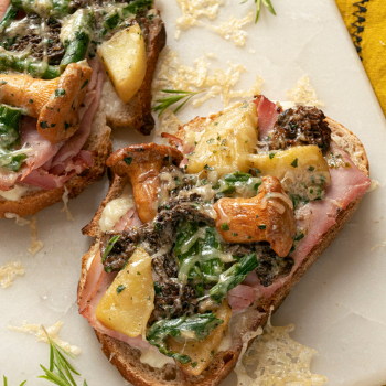 Image recette : Croque campagne, jambon et poêlée de champignons à la crème